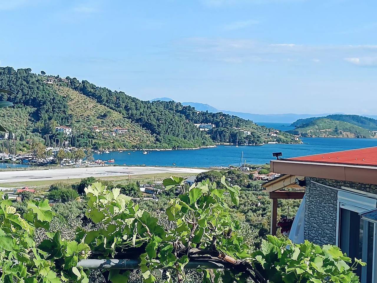 Appartement entier, Berge und die ikonische Landebahn des Flughafens Skiathos in Sporades