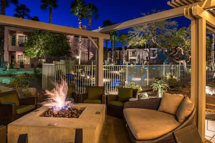Apartamento para 3 personas, con jacuzzi además de piscina y terraza, Se admiten mascotas en Palm Desert