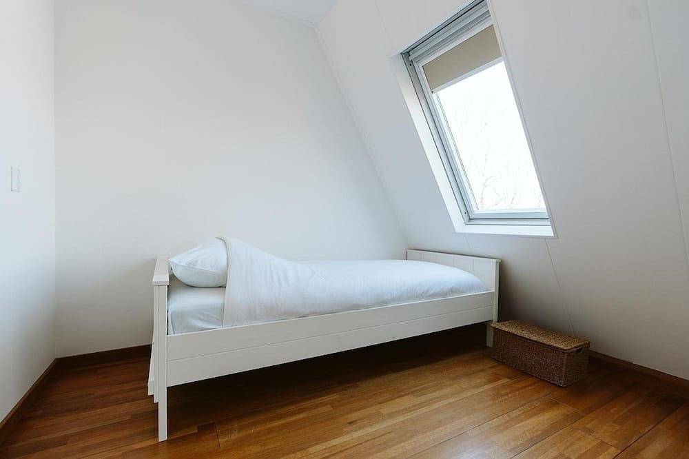 Dieses stimmungsvolle Bungalow bietet die perfekte Mischung aus Ruhe und Komfort in einer grünen Umgebung. Der ideale Ort für einen gemütlichen Urlaub in Strandnähe. in Ouddorp, Goeree-Overflakkee