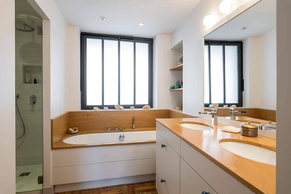 Maison Ré - chic and relaxed house with pool and garden in Sainte-Foy-lès-Lyon, Rhône