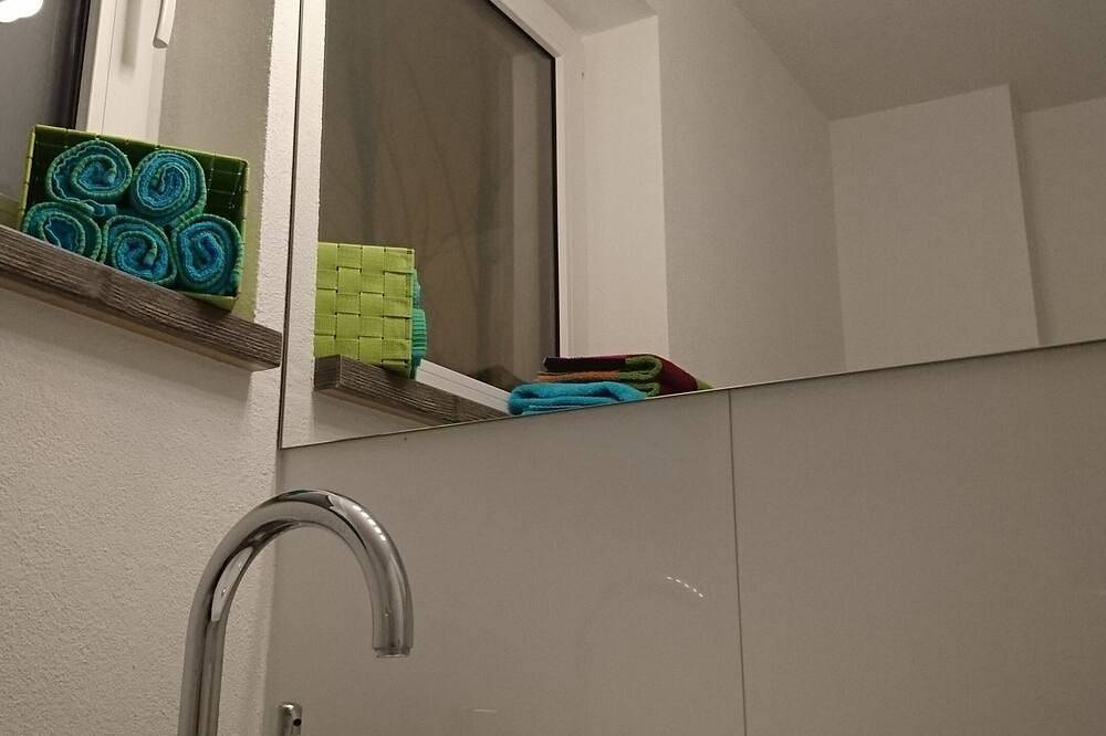 Ganze Wohnung, Moderne & komfortable Ferienwhg. mit eigenem Eingang, gr. Terrasse & eigenem Pp in Kandern, Südschwarzwald