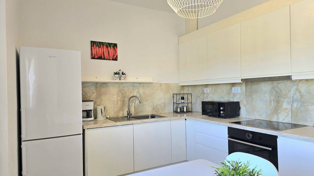 Geheel vakantieappartement, Vakantieappartement voor 5 personen met balkon in Albanië