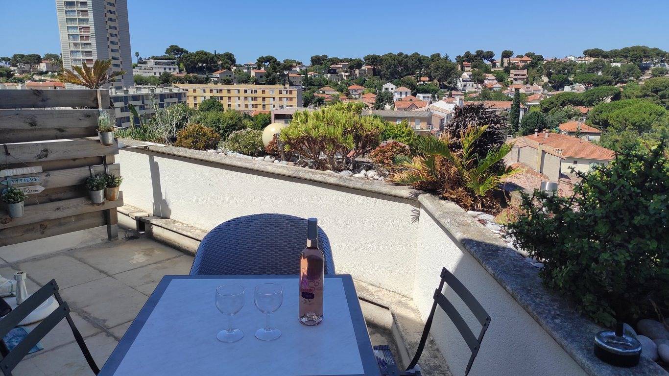 Studio entier, Grand studio terrasse de standing, pleine vue village, proche mer in Carry-le-Rouet, Région d'Istres