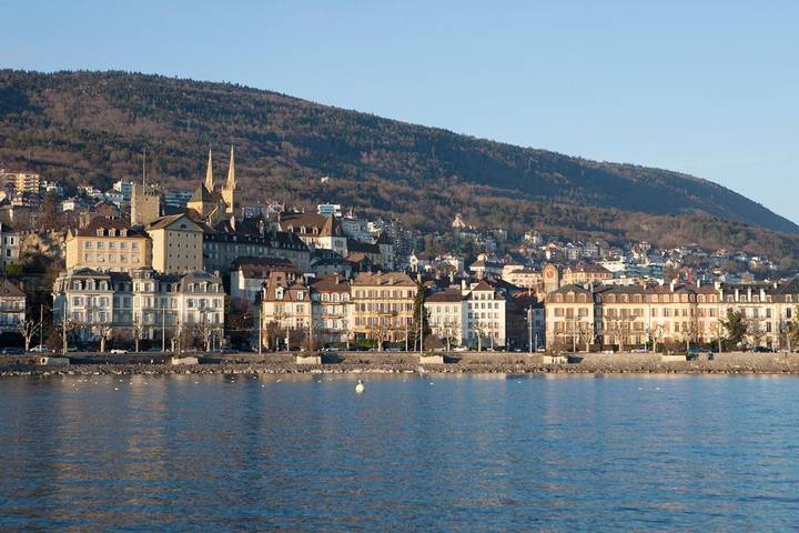 Gîte pour 10 personnes, avec balcon ainsi que vue sur le lac et vue à Neuchâtel
