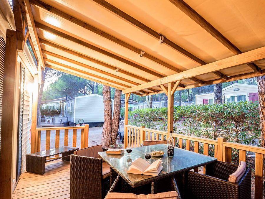 Camping Le Sainte Marie - Bungalow 6 personnes - Mobil-home | Premium | 3 Ch. | 6 Pers. | Terrasse surélevée | Clim. | Tv in Sainte-Marie-la-Mer, Côte d'Améthyste