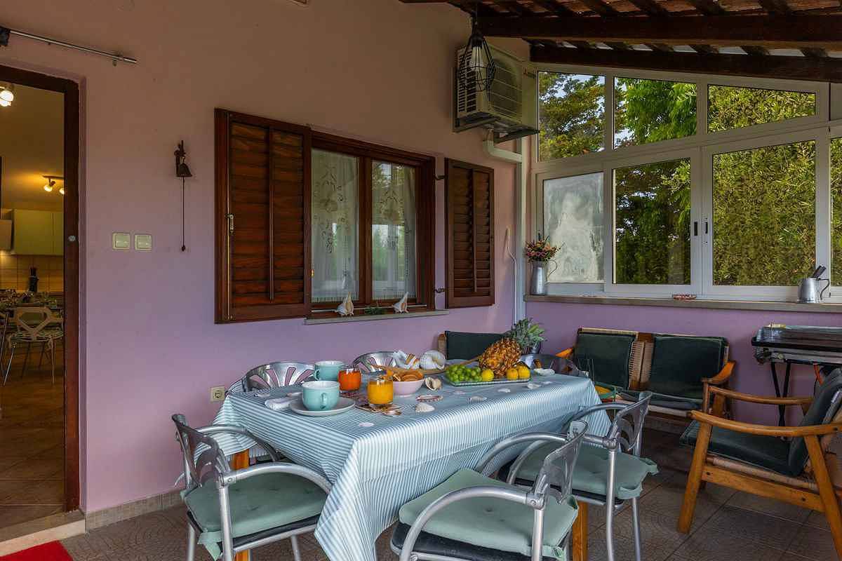 Ferienhaus mit Grill und Liegestühlen in Marčana, Südküste Istrien