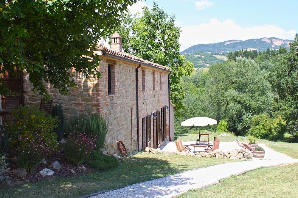 Ganze Wohnung, Schöne Selbstversorger Bauernhaus Apartments in der Nähe von Amandola Le Marche mit Pool in Amandola, Nationalpark Monti Sibillini
