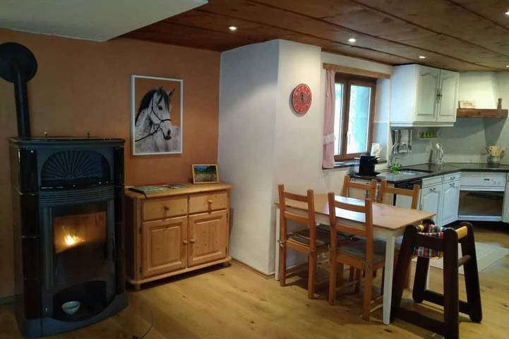 Ganze Wohnung, Hübsche 2-Zimmer-Wohnung in umgebauten Bauernhau in Champoz, Grand Chasseral
