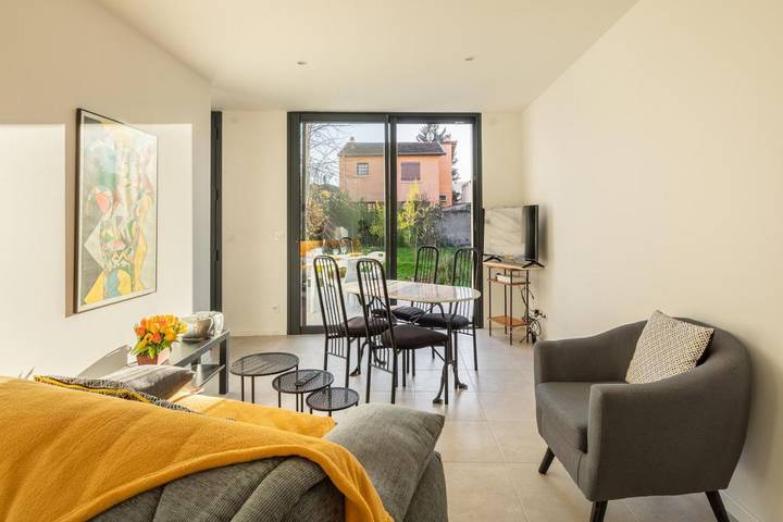 Gîte pour 2 personnes, avec Balcon ainsi que Terrasse et Jardin à Vénissieux