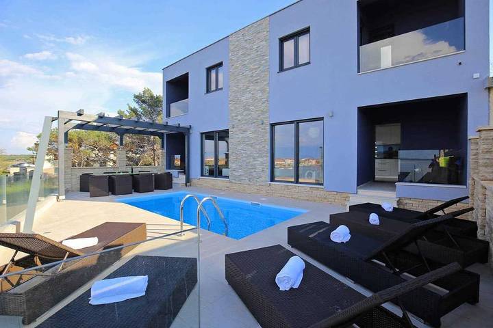 Ferienhaus für 10 Personen, mit Meerblick und Terrasse sowie Pool und Ausblick in Nin - 3