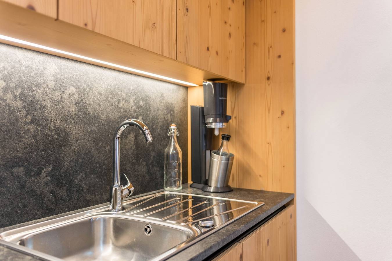 Appartamento intero, Appartamento di vacanza "Hatzeshof-Heustadel" con vista sulle montagne, Wi-Fi, balcone e giardino in Ceves - Tschöfas, Laion