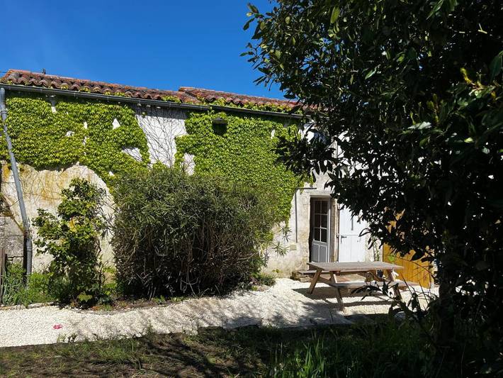 Gîte pour 3 personnes, avec terrasse à Pont-l'Abbé-d'Arnoult