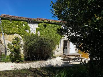 Location de vacances pour 3 personnes, avec terrasse à Pont-l'Abbé-d'Arnoult