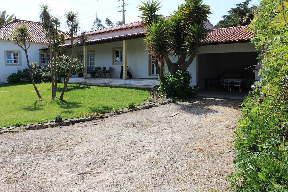 Casa colonica con ampio giardino esterno, privato, vicino alla spiaggia, verde e nella tranquillità in Alfeizerão, Leiria District