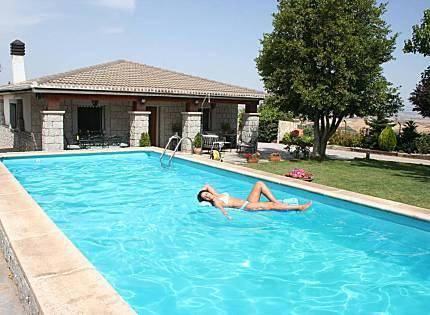 Casa de vacaciones para 12 personas, con jacuzzi además de jardín y piscina en Provincia de Guadalajara