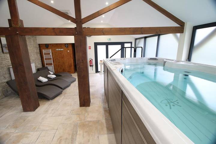 Hôtel pour 6 personnes, avec sauna et piscine ainsi que jacuzzi et jardin dans Nigloland