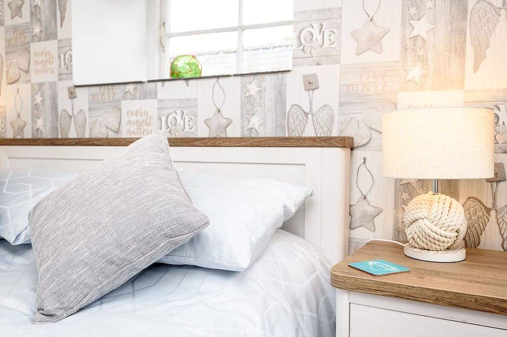 Delightful town centre apartment for four. in Looe, Cornwall