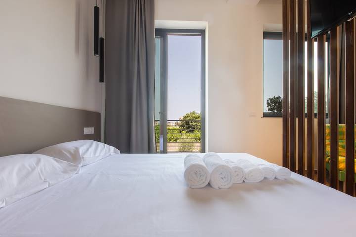 Entire studio, ‘La Brisa Apartments - Tramontana’ with Private Terrace, Wi-Fi & Air Conditioning in Capo d'Orlando, Messina Province