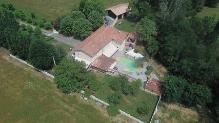 Gîte pour 15 personnes, avec jardin et piscine ainsi que jacuzzi et terrasse à Saverdun