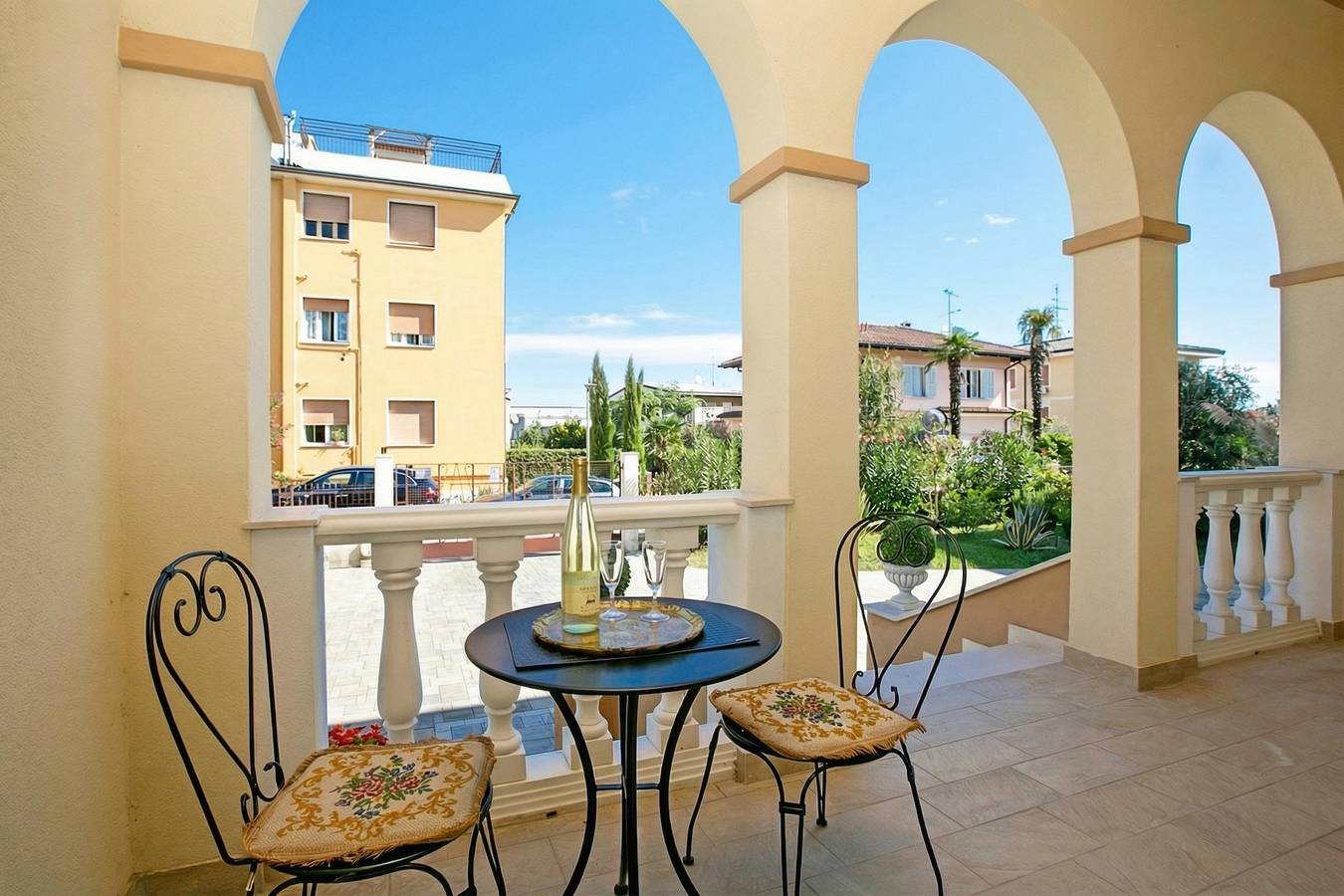 Ganze Wohnung, Villa Mimosa Near Desenzano Old Town Apt 1 Parking, A/C, Wifi in Desenzano del Garda, Gardasee-Berge