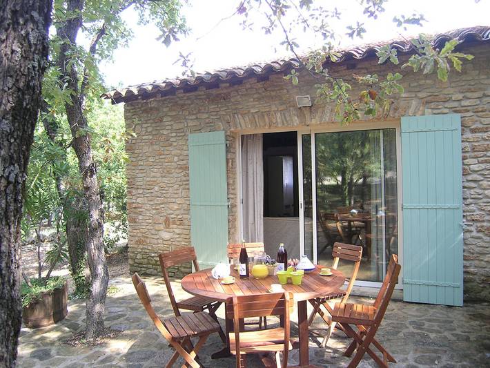 Gîte pour 5 personnes, avec jardin ainsi que terrasse et piscine à La Roque-sur-Pernes