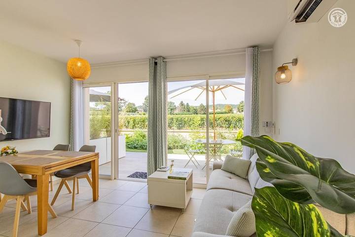 Gîte pour 2 personnes, avec vue ainsi que piscine et jardin à Vinzelles