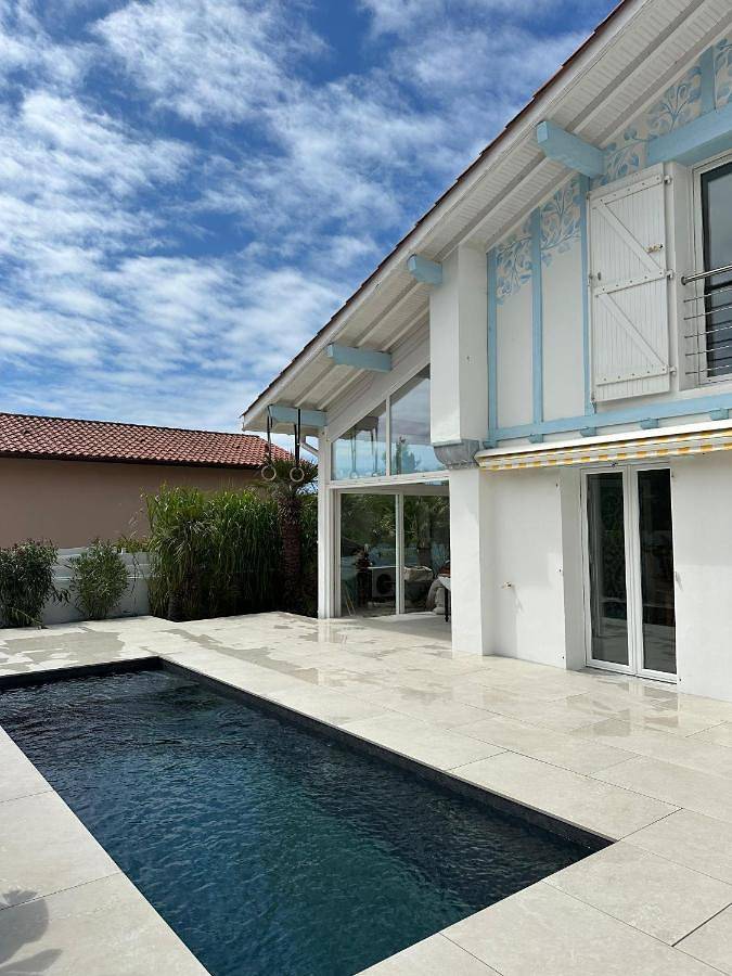 Casa rural para 8 personas, con vistas además de piscina y balcón en Biarritz