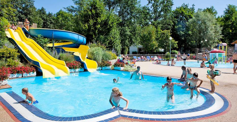 Mobil home pour 6 personnes, avec piscine et terrasse à Belmont-Tramonet