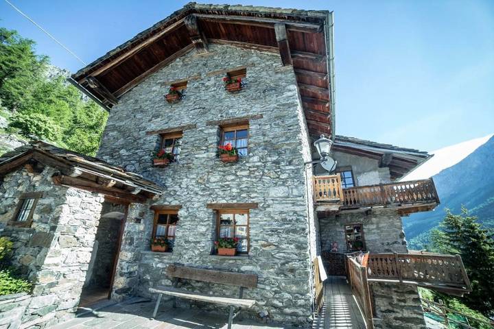 Gîte pour 7 personnes, avec Balcon ainsi que Terrasse et Vue dans Valgrisenche