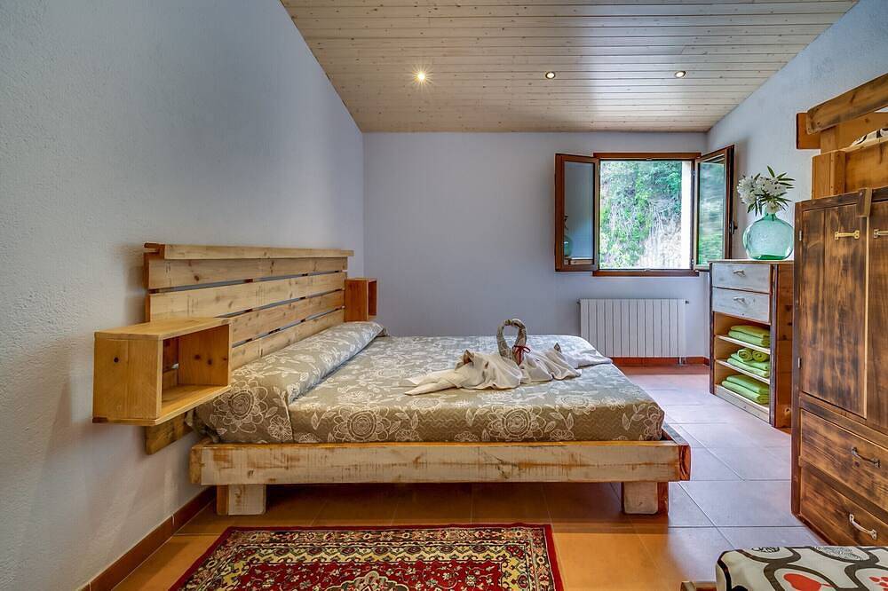 Amplia casa para 18 pax, piscina y jardín privado. Wifi gratis. Ideal grupo de jóvenes o familias. Vivalidays Can Palomo. in Palafolls, Costa del Maresme