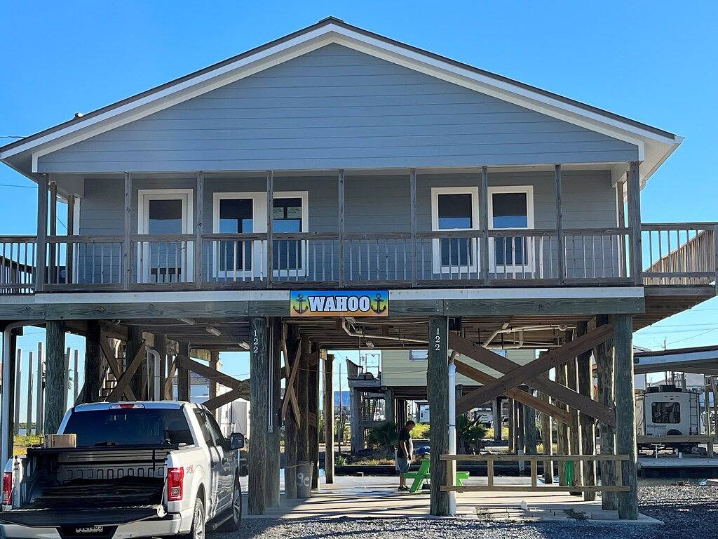 Wahoo ist ein Waterfront Camp mit Bootszugang und Bootsanleger in Grand Isle, Jefferson Parish