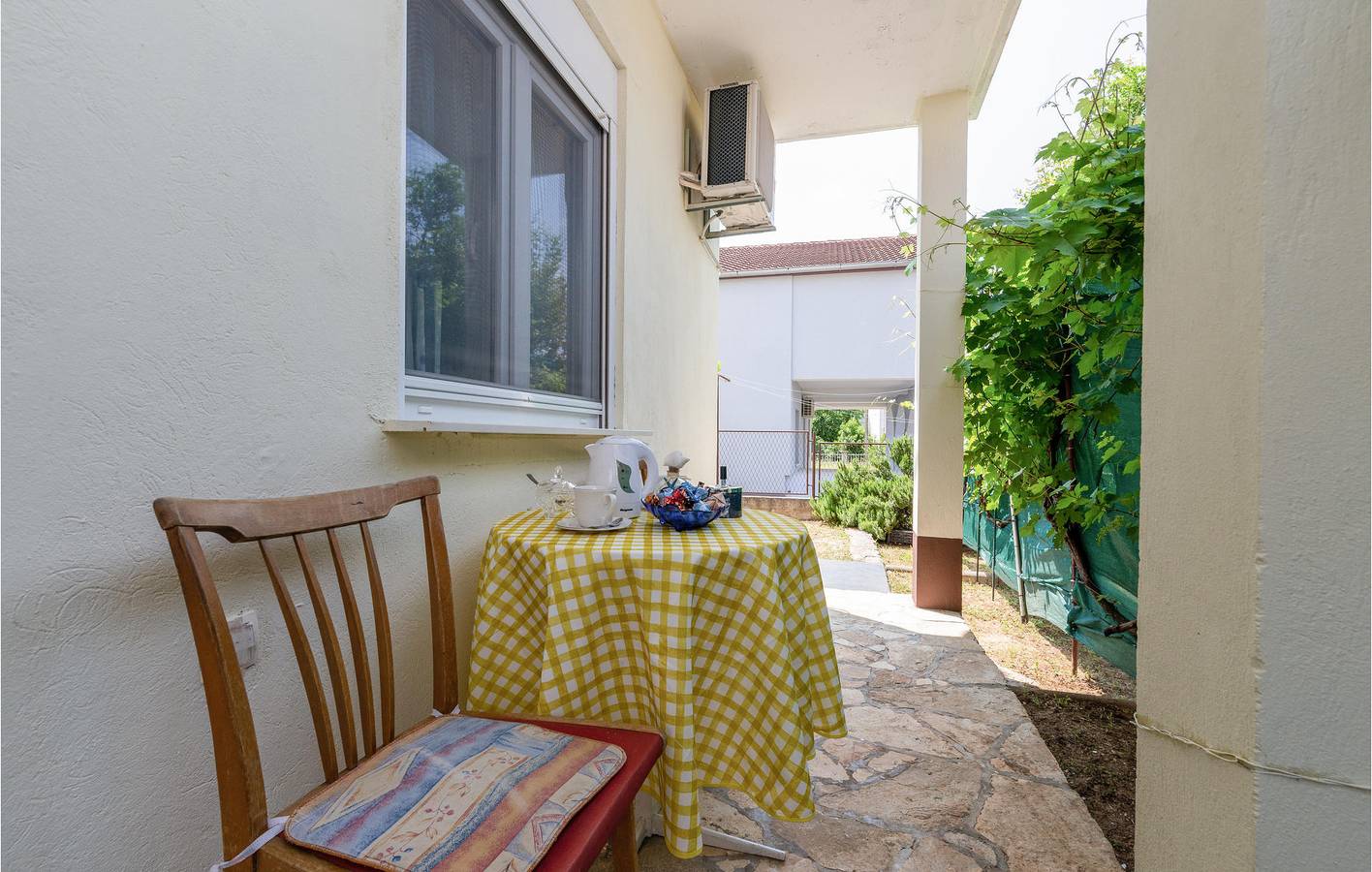 Ganze Ferienwohnung, Gemütliche Ferienwohnung mit Terrasse, Klimaanlage und Parkplatz in der Nähe der Küste von Donji Karin in Donji Karin, Zadar