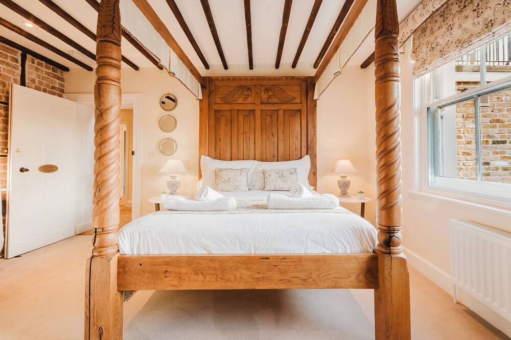 Experience boutique comfort above The Powell pub in Birchington. Stylish en-suite rooms, luxury touches, and a vibrant pub below—perfect for business, couples, or families. Book your coastal escape today! in Birchington, Kent