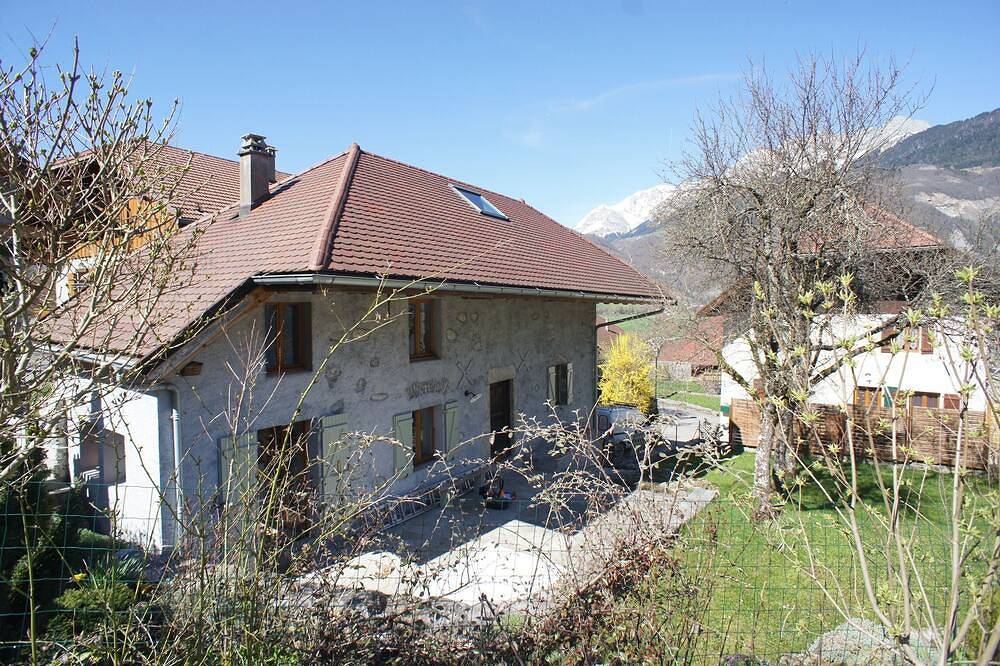 Charmantes Familienhaus in traditionellem Dorf mit Blick auf die Berge in Giez, Parc naturel régional du Massif des Bauges