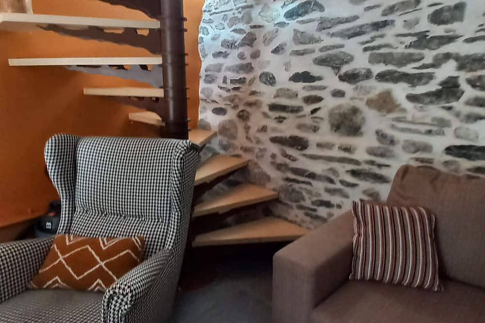 Chalet 'La Sentinelle' with Mountain View, Private Terrace and Wi-Fi in Aigueblanche, Savoie