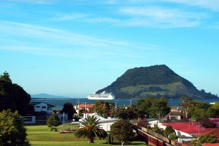 Holiday rental for 9 people, with garden in Tauranga