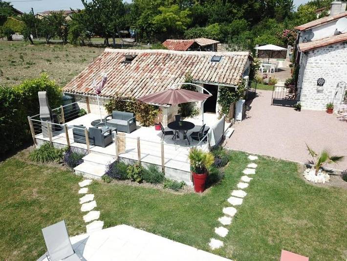 Location de vacances pour 2 personnes, avec jardin ainsi que piscine et vue, adapté aux familles à Saint-Maigrin