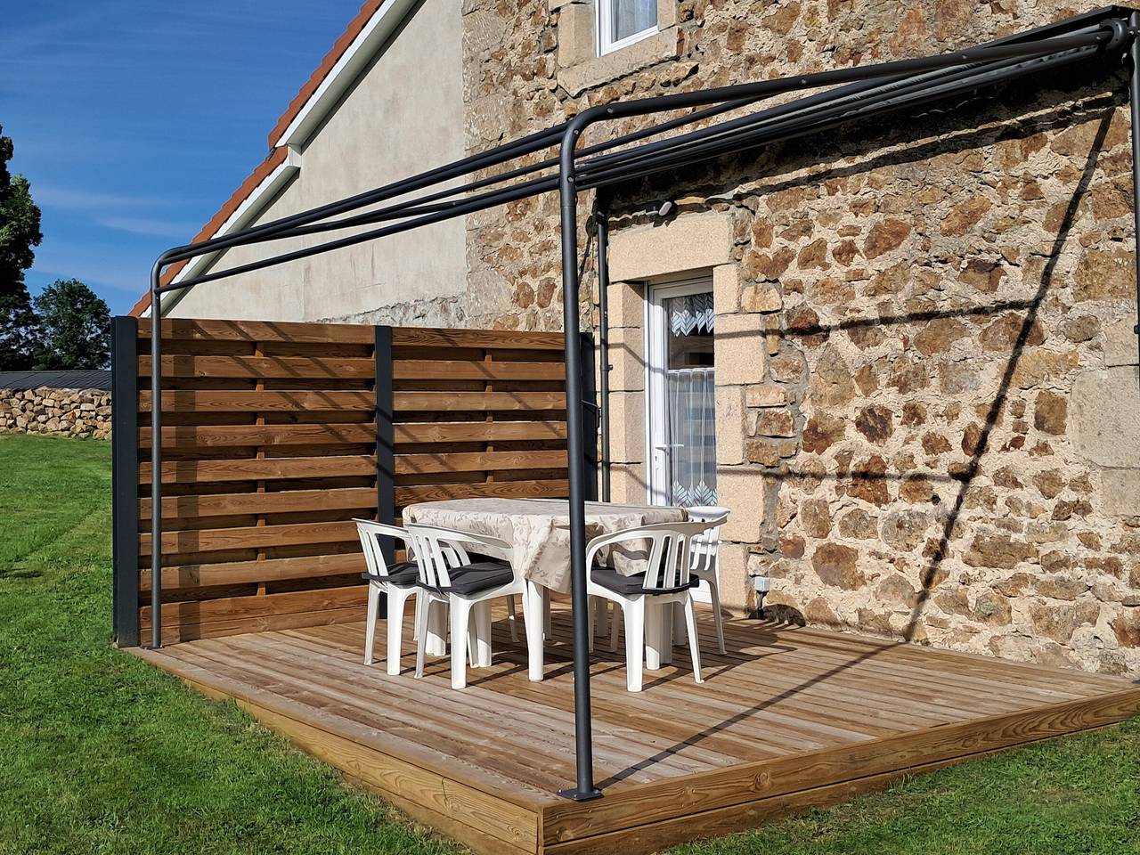 Encantadora Casa Rural para 6 con Terraza y Wifi in Raucoules, Macizo Central