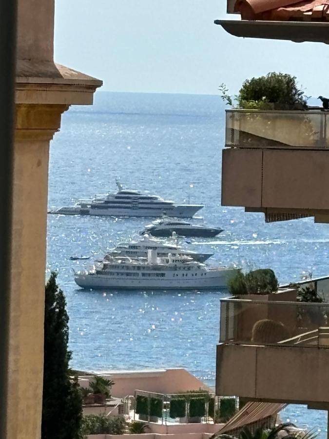 Location de vacances pour 2 personnes, avec Balcon et Terrasse ainsi que Jardin et Vue à Monte Carlo