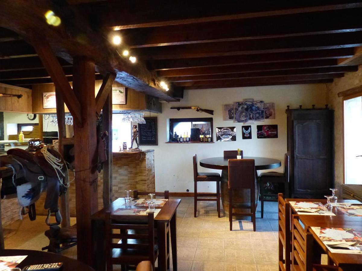 Family Room with Private Bathroom in Nouâtre, Région de Chinon