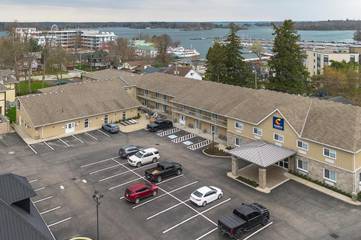Hôtel pour 2 personnes, avec sauna et piscine ainsi que terrasse et jardin, animaux acceptés dans Gananoque