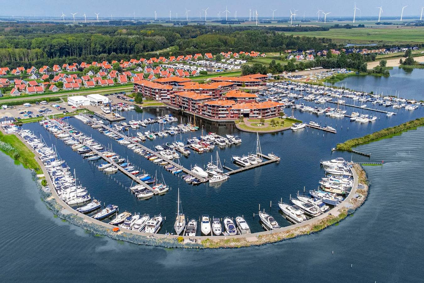Penthouse met Jacuzzi en Sauna aan het water in Veluwe