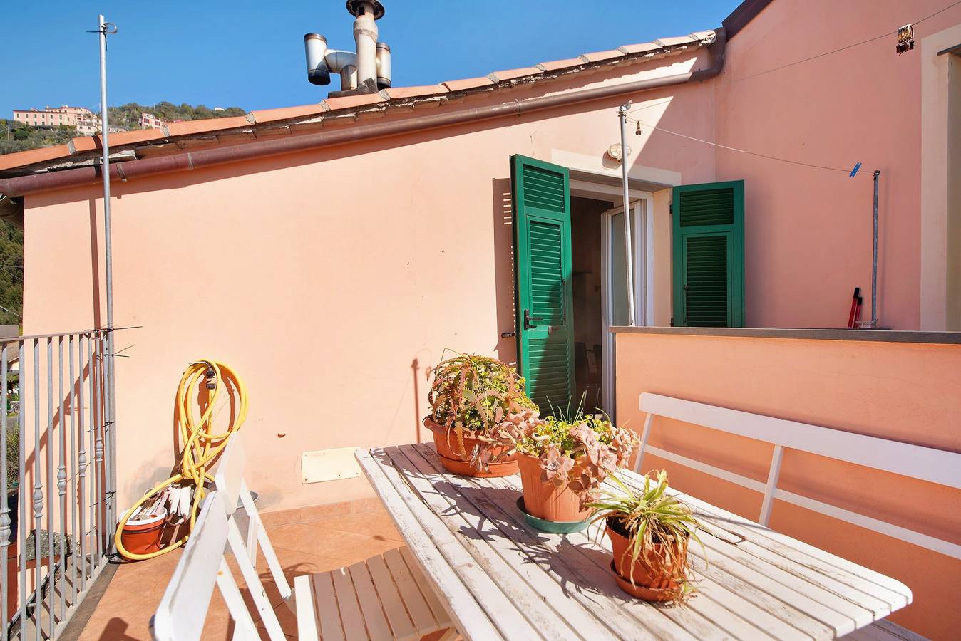 Entire apartment, “Serra Trilocale” Apartment near the Sea with Private Terrace in Bonassola (City), Bonassola