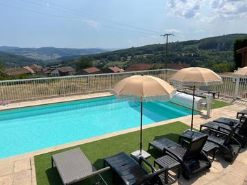 Gîte pour 8 personnes, avec piscine ainsi que vue et jardin dans Bergesserin