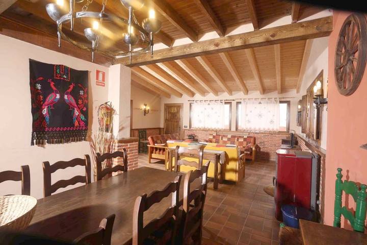 Maison de campagne pour 12 personnes, avec Terrasse et Jardin ainsi que Piscine et Vue dans Crespos