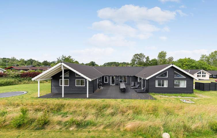 Ferienhaus für 22 Personen, mit Whirlpool und Terrasse sowie Garten und Sauna