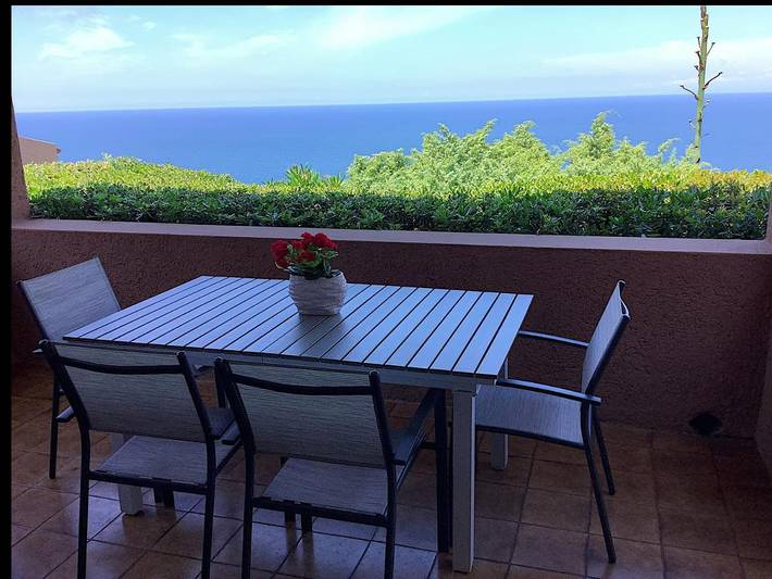 Appartement de vacances pour 4 personnes, avec balcon ainsi que vue et piscine, adapté aux familles