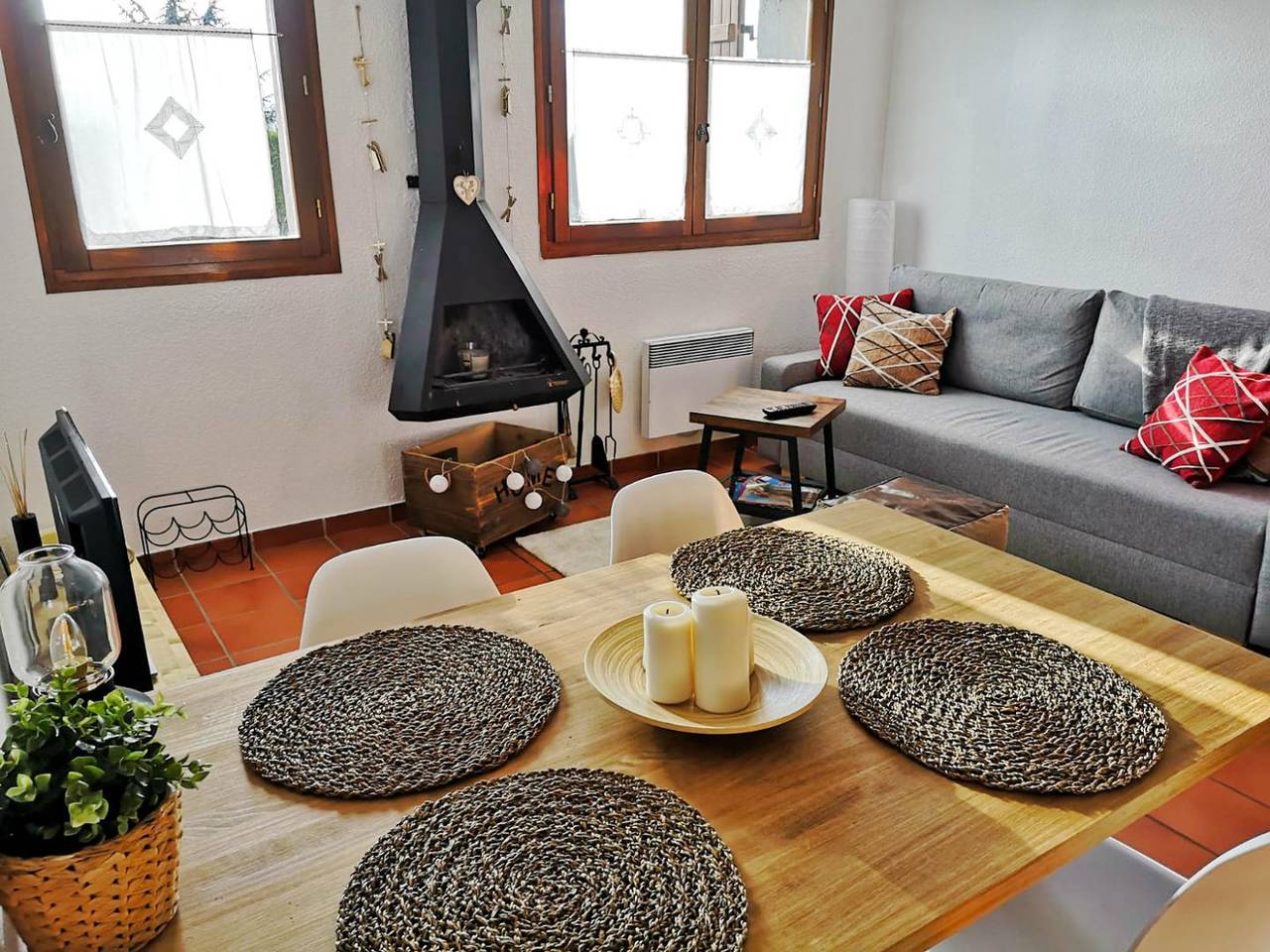 Entire holiday apartment, Ground Floor 1 room Pool, Fireplace & Private Garden in Osséja, Parc naturel régional des Pyrénées catalanes