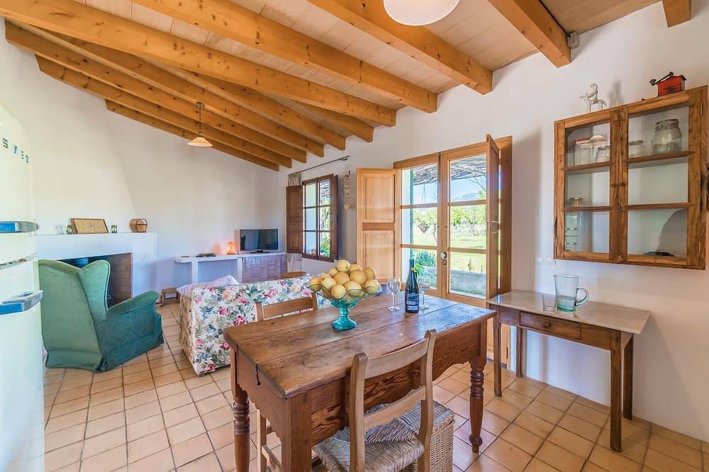 Traumhaftes Haus in Selva mit privatem Swimmingpool, der sowohl drinnen als. in Moscari, Selva
