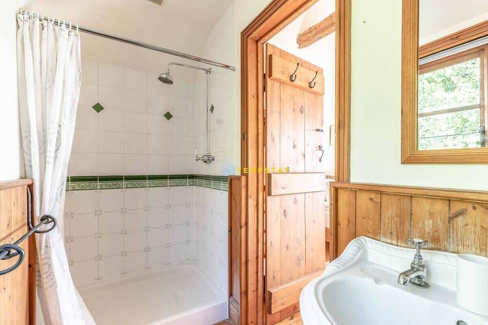 4 Bed Windsor Countryside Escape - By Tempstay in White Waltham, Berkshire